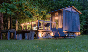 Mākoņi un māls, brīvdienu māja