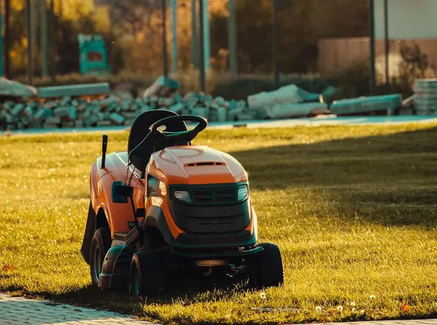 Oranžs mauriņa traktors