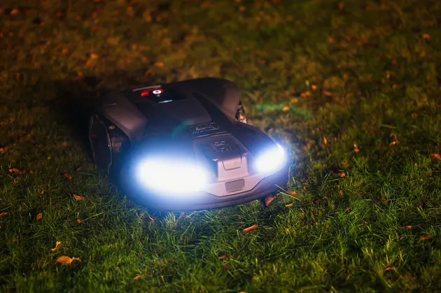 Robots zālespļāvējs tumsā