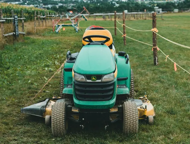 John deere mauriņa traktors