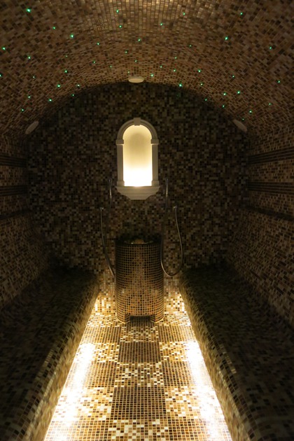 Soli tvaika pirtij no mozīkas flīzēm