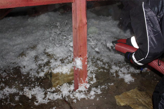 Laying mineral wool