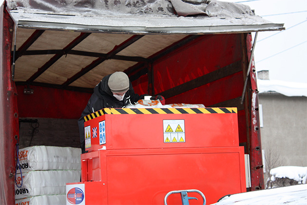 Laying mineral wool