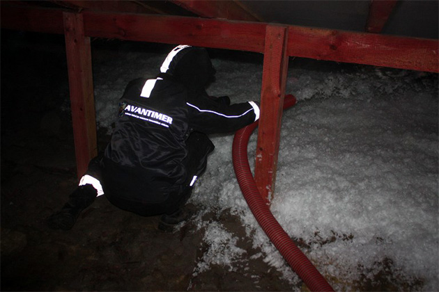 Laying mineral wool
