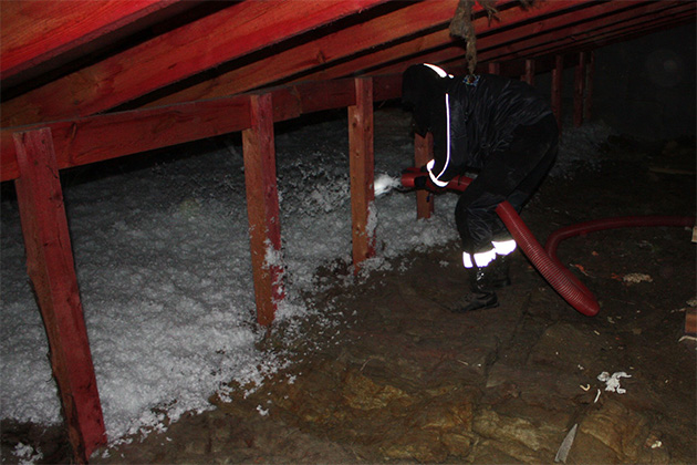 Laying mineral wool