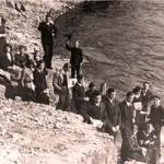 1933-gada-izlaiduma-klase-ar-audzinataju-leonardu-latkovski-autors-nezinams-plavinu-novada-gimnazijas-muzeja-krajums.webp
