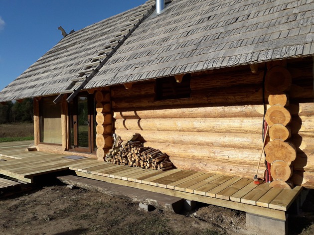 Making log houses